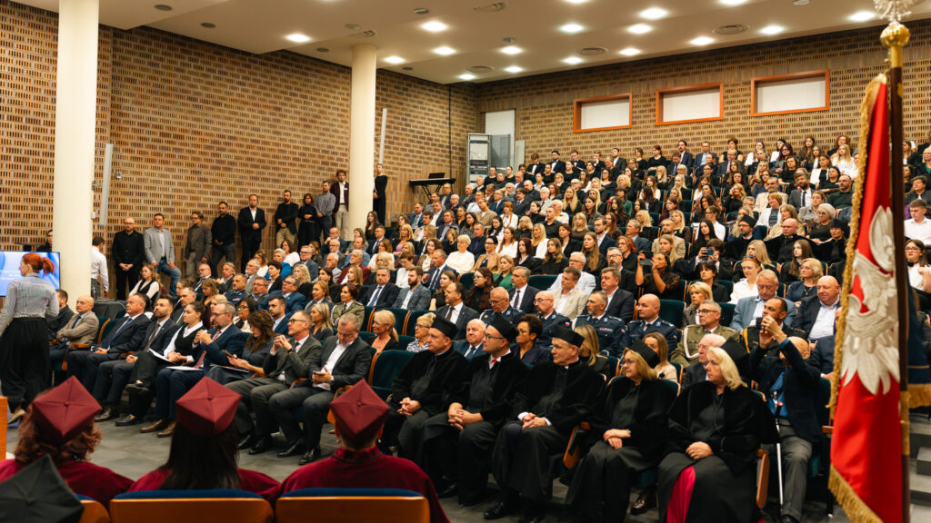 Wypełniona uczestnikami Aula im. prof. Czesława Kupisiewicza podczas 30. inauguracji roku akademickiego Akademii Humanitas. Wśród gości osoby w togach akademickich i mundurach.