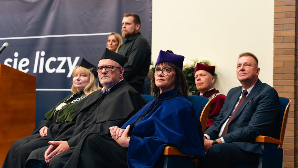 Władze uczelni wyższych z regionu Górnośląskiego w togach podczas uroczystej inauguracji roku akademickiego 2026/2027.