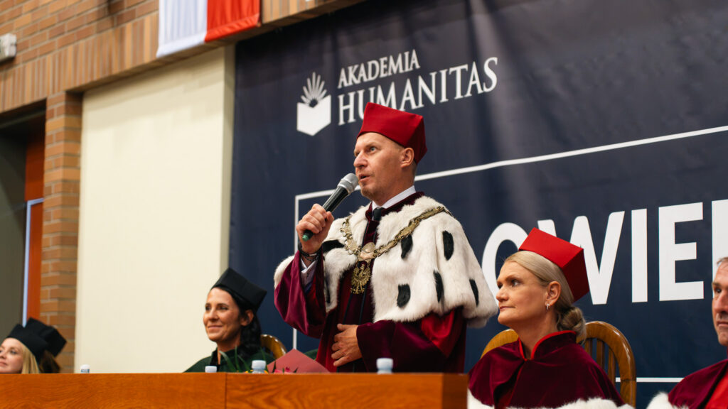 Rektor Akademii Humanitas dr Mariusz Lekston przemawia do zgromadzonych gości w uroczystej todze i insygniach rektorskich podczas inauguracji roku akademickiego 2026/2027.