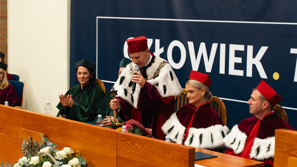 Rektor Akademii Humanitas dr Mariusz Lekston z berłem rektorskim podczas uroczystego rozpoczęcia jubileuszowego roku akademickiego 2026/2027.