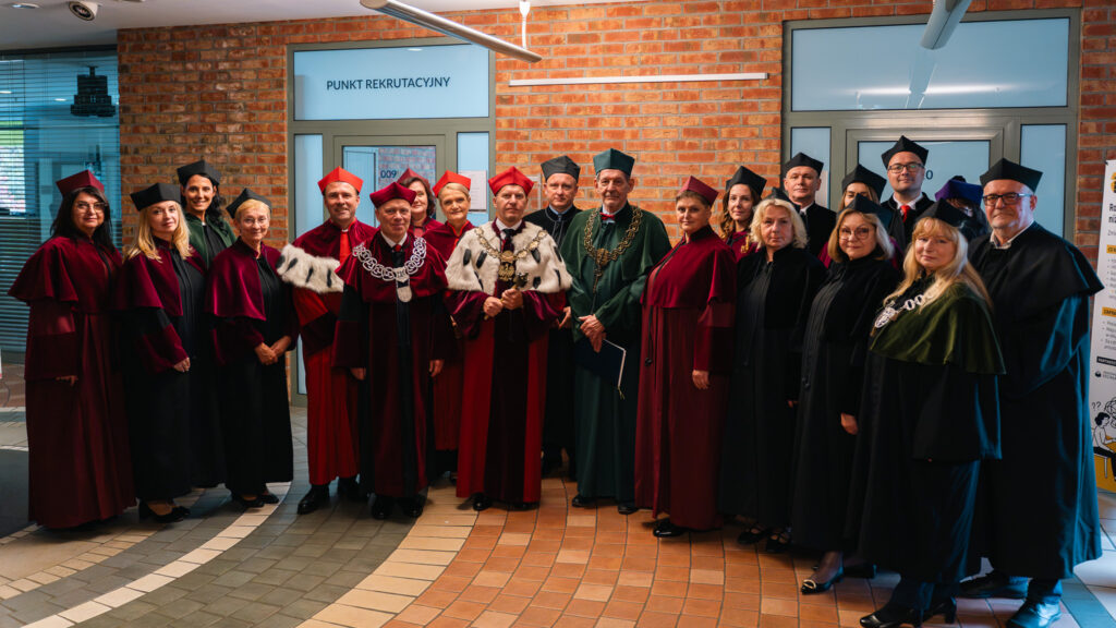 Władze Akademii Humanitas oraz członkowie społeczności akademickiej pozują do wspólnego zdjęcia w uroczystych togach i biretach podczas 30. inauguracji roku akademickiego 2026/2027.