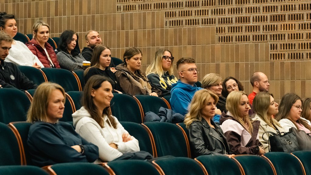 Uczestnicy konferencji siedzą w auli Akademii Humanitas i słuchają wystąpienia.