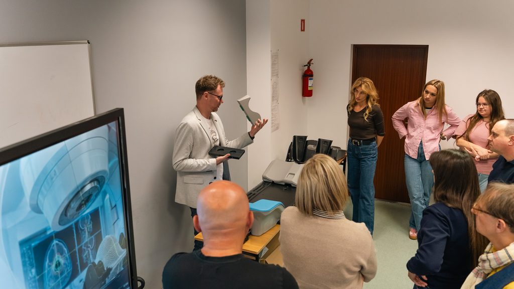 Prowadzący omawia działanie sprzętu wykorzystywanego w diagnostyce obrazowej podczas warsztatów dla uczestników konferencji.
