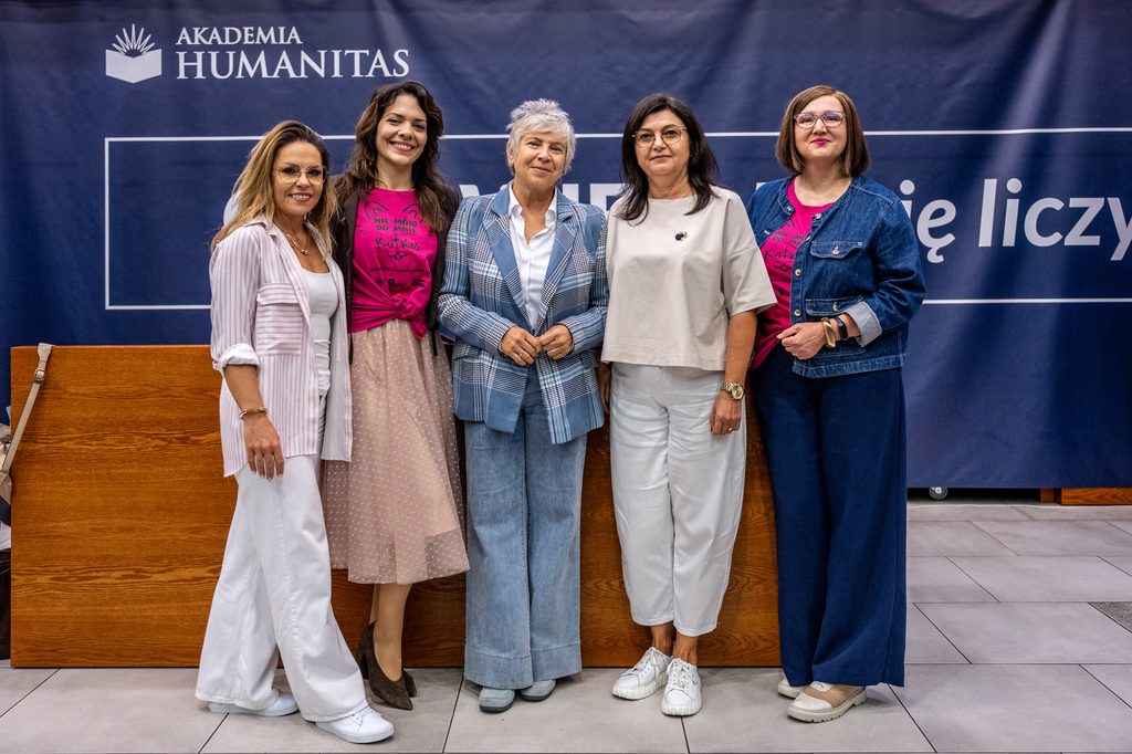 Prelegentki i organizatorki Girls’ Week pozują do wspólnego zdjęcia na tle banneru Akademii Humanitas.