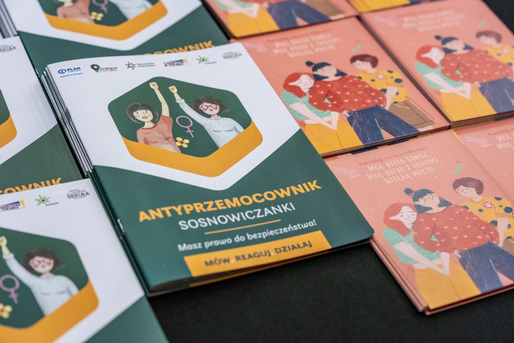 Materiały edukacyjne „Antyprzemocownik Sosnowiczanki” oraz ulotki przygotowane dla uczestniczek Girls’ Week.
