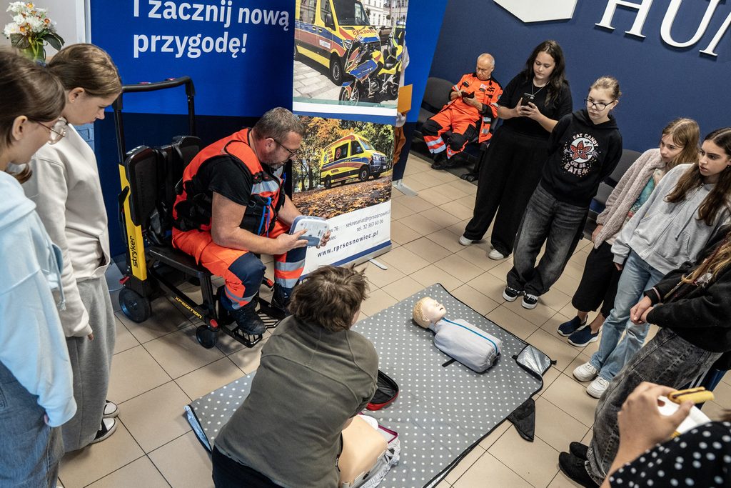 Ratownicy medyczni prowadzą pokaz pierwszej pomocy z użyciem fantomu podczas Girls’ Week w Akademii Humanitas.