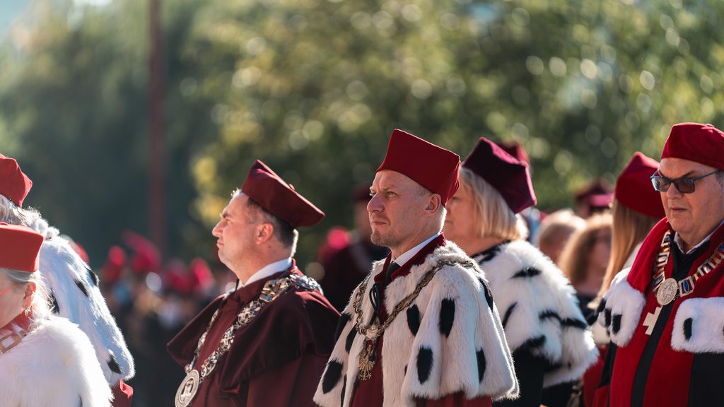 Rektor Akademii Humanitas, dr Mariusz Lekston oraz inni Przedstawiciele władz akademickich w togach idą w przemarszu na Międzyuczelnianej Inauguracji Roku Akademickiego 2026/2027.