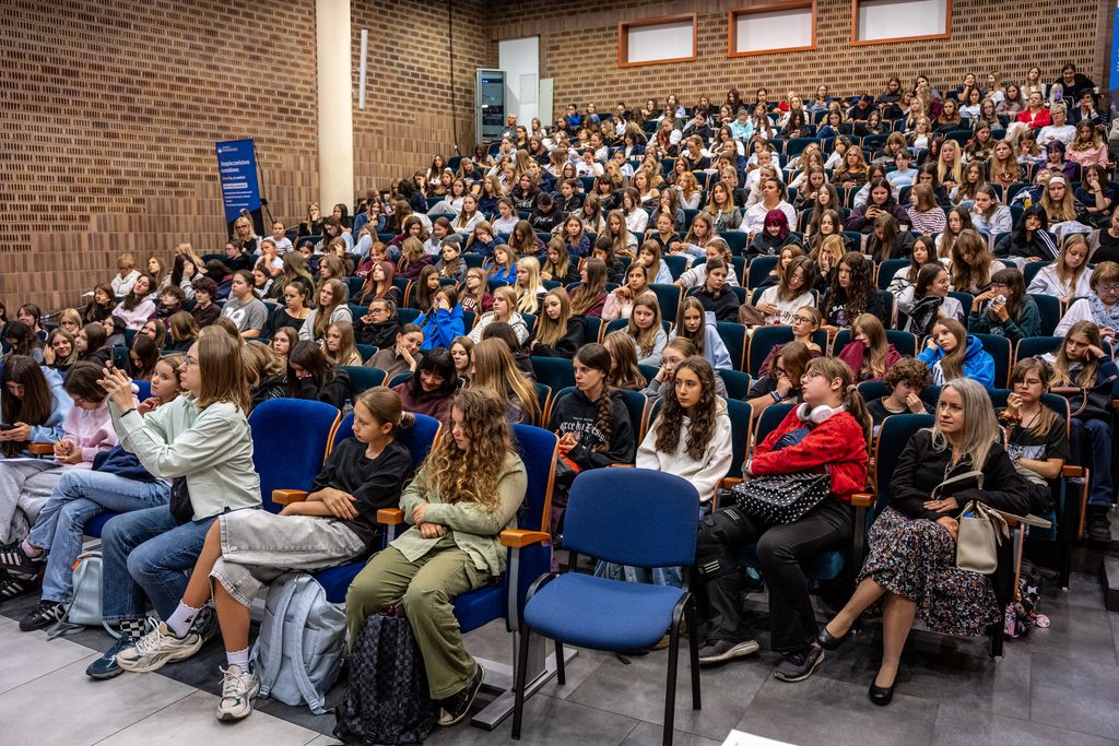 Uczestniczki Girls’ Week wypełniają aulę Akademii Humanitas podczas spotkania edukacyjnego.