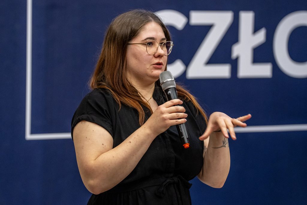 Prelegentka z mikrofonem prowadzi wykład podczas Girls’ Week w Akademii Humanitas.