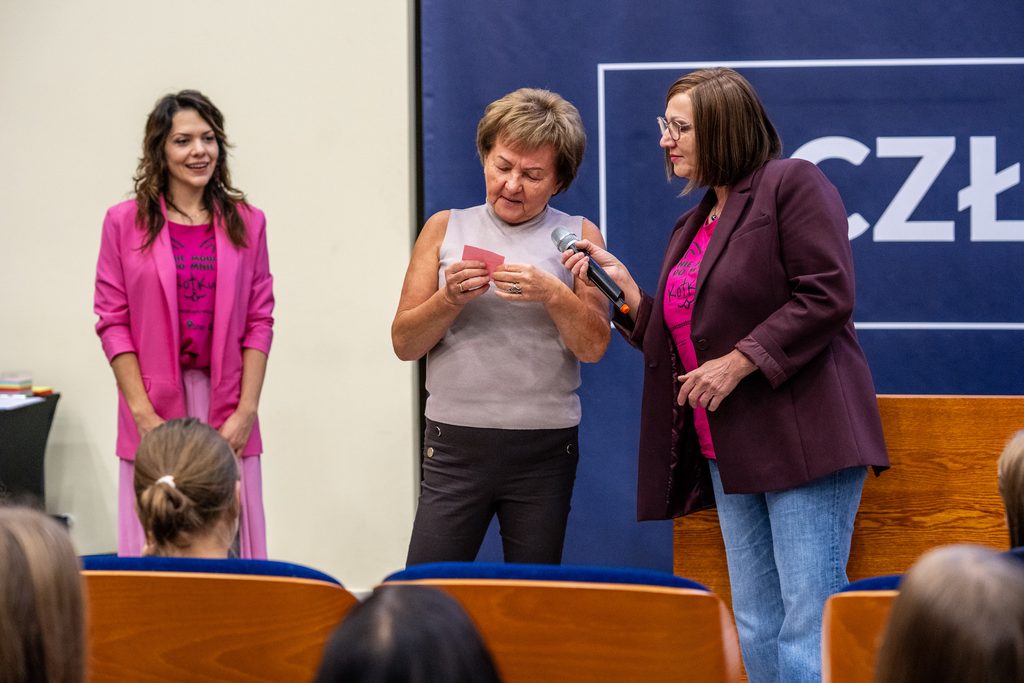 Prelegentki prowadzą interaktywną część spotkania Girls’ Week w Akademii Humanitas; jedna z uczestniczek odczytuje kartkę, a druga trzyma mikrofon.