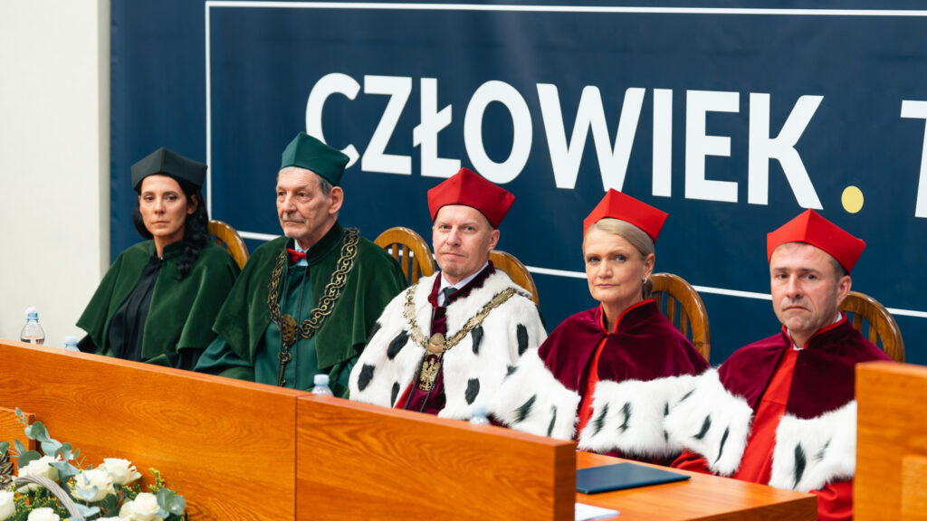 Władze Akademii Humanitas w uroczystych togach akademickich, siedzące za stołem prezydialnym podczas 30. inauguracji roku akademickiego.