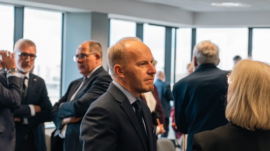 Uczestnicy spotkania biznesowego rozmawiają w kuluarach podczas wydarzenia zorganizowanego przez Śląską Federację Przedsiębiorców Polskich.