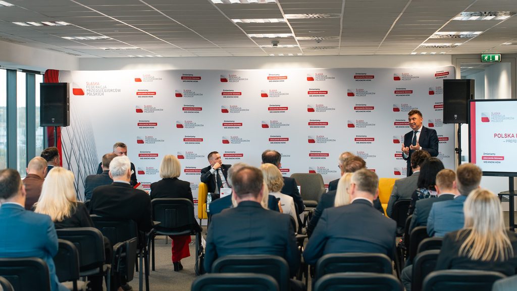 Uczestnicy spotkania biznesowego słuchają prelegenta podczas wydarzenia zorganizowanego przez Śląską Federację Przedsiębiorców Polskich w filii Akademii Humanitas.