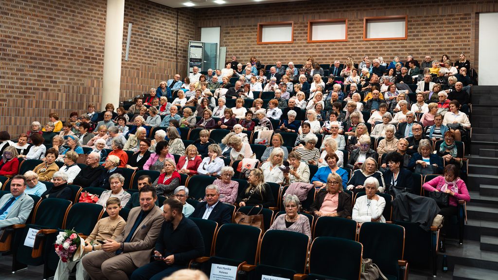 Wypełniona słuchaczami Uniwersytetu Trzeciego Wieku aula Akademii Humanitas podczas uroczystej inauguracji roku akademickiego.