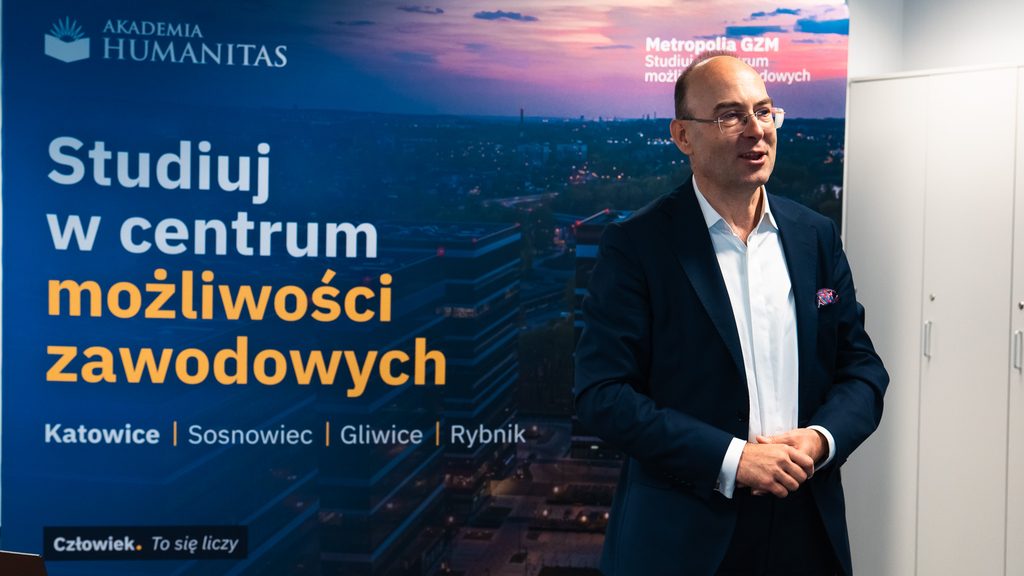 Prelegent przemawia podczas szkolenia dotyczącego Krajowego Systemu Cyberbezpieczeństwa.