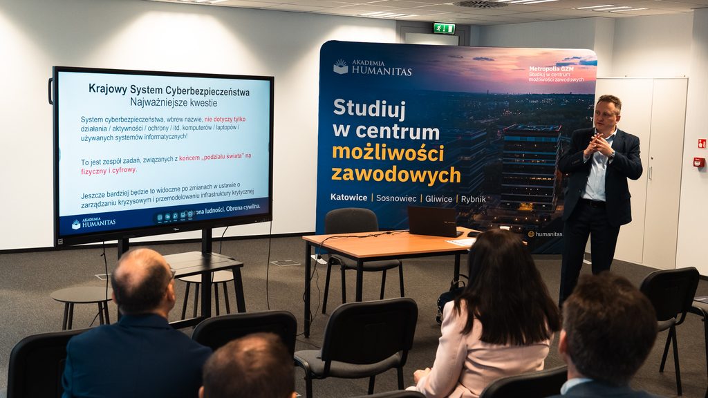 Prelegent przedstawia najważniejsze zagadnienia Krajowego Systemu Cyberbezpieczeństwa podczas prezentacji multimedialnej.