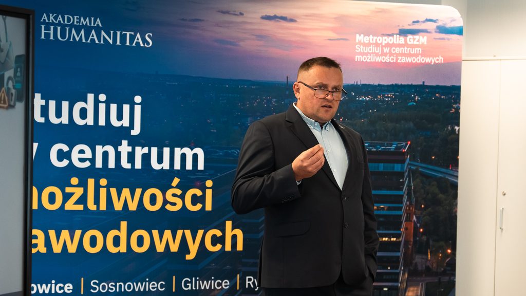 Ekspert przemawia podczas szkolenia z cyberbezpieczeństwa dla przedsiębiorców.