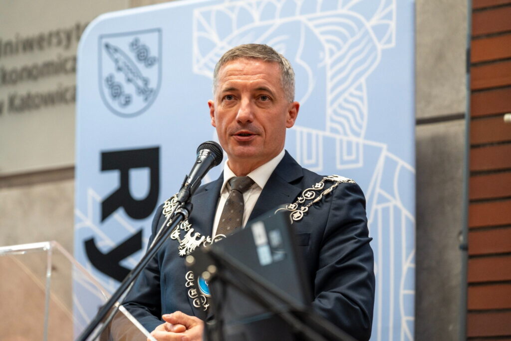 Prezydent Rybnika Piotr Kuczera przemawia przy mikrofonie podczas międzyuczelnianej inauguracji roku akademickiego 2026/2027.
