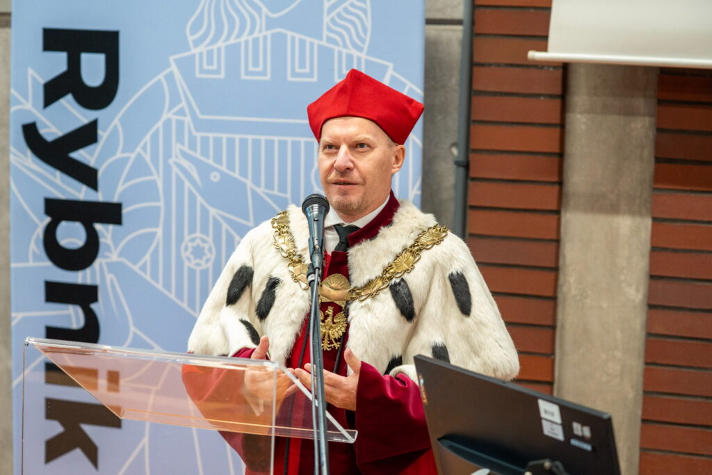 Rektor Akademii Humanitas dr Mariusz Lekston w czerwonej todze i gronostajowym płaszczu wygłasza przemówienie podczas inauguracji roku akademickiego w Rybniku.