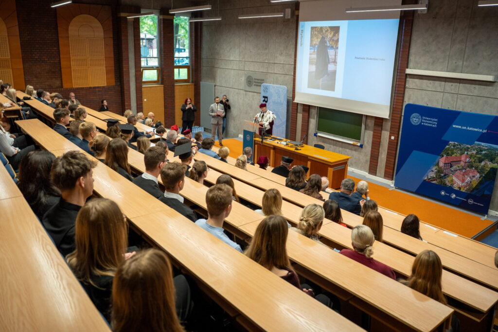 Widok na aulę wypełnioną studentami, przedstawicielami uczelni i zaproszonymi gośćmi podczas międzyuczelnianej inauguracji roku akademickiego w Rybniku.