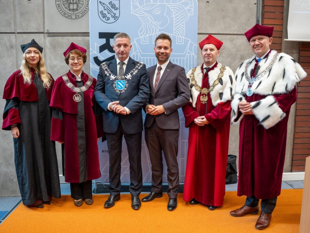 Przedstawiciele władz pięciu uczelni oraz Prezydent Rybnika Piotr Kuczera pozują do wspólnego zdjęcia podczas inauguracji roku akademickiego 2026/2027 w Rybniku.