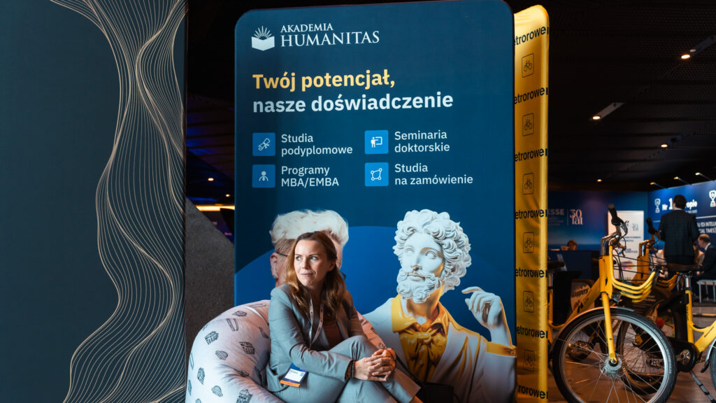 Przedstawicielka Akademii Humanitas przy ściance promocyjnej uczelni podczas Europejskiego Kongresu MŚP w Katowicach.