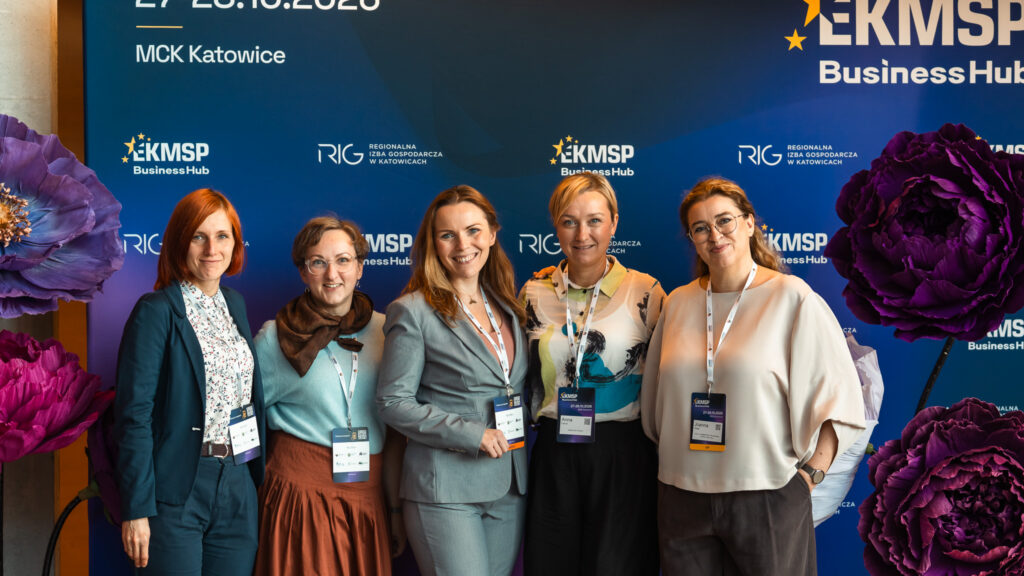 Ekspertki i przedstawicielki Akademii Humanitas pozują do wspólnego zdjęcia na tle ścianki konferencyjnej.