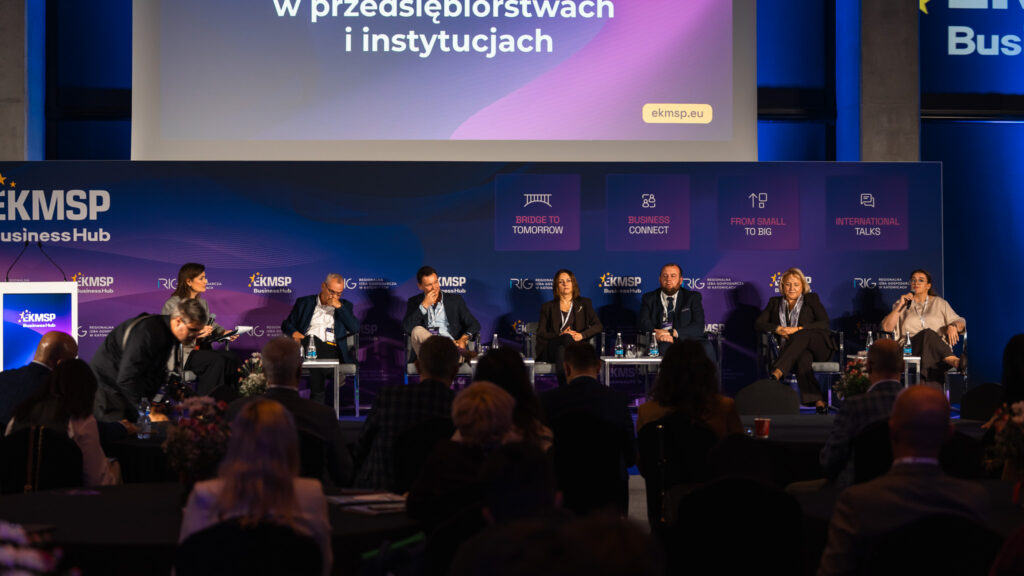 Eksperci i przedstawiciele biznesu uczestniczą w dyskusji panelowej podczas Europejskiego Kongresu Małych i Średnich Przedsiębiorstw.