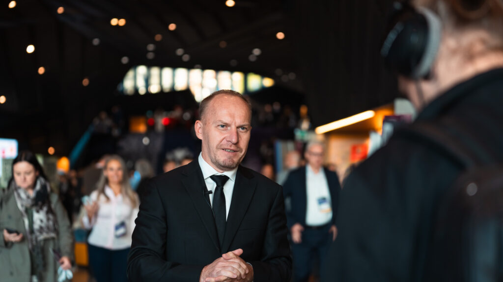 Rektor Akademii Humanitas dr Mariusz Lekston udziela wywiadu podczas Europejskiego Kongresu Małych i Średnich Przedsiębiorstw.