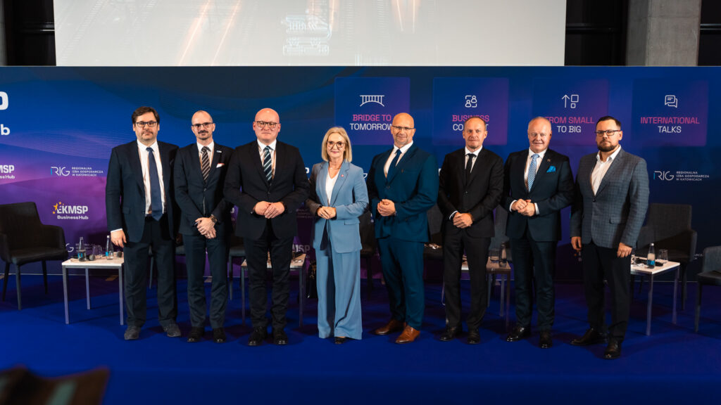 Rektor Akademii Humanitas dr Mariusz Lekston wraz z pozostałymi uczestnikami panelu pozuje do wspólnego zdjęcia na scenie kongresu.